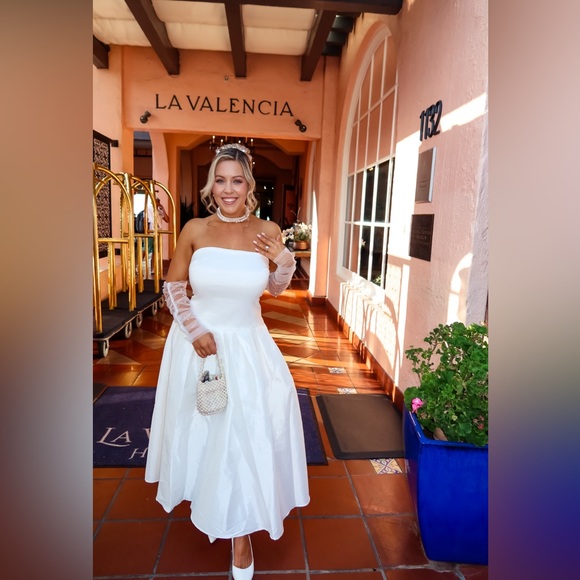 Elegant White Strapless Dress - Picture 3 of 4